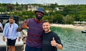 开赛前的惬意时光！詹姆斯现身希腊科孚岛度假 与当地球迷合影